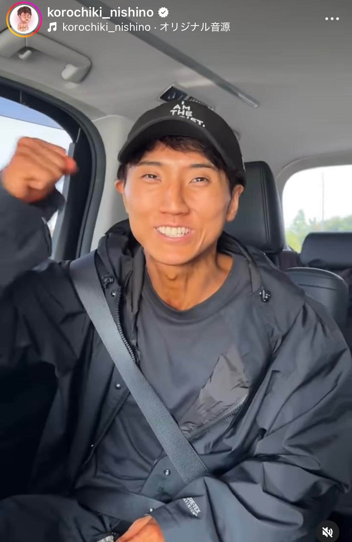 コロチキ西野創人、ディズニーでマッチョなポーズ決める　「ムキムキやないかっ」「腕やばいね」