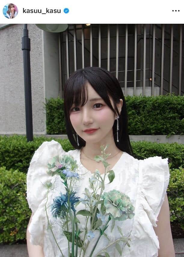 登録者144万人美女YouTuber、フリル衣装が「激カワ」...シナモロールと2ショも　「えっっぐいかわいい」