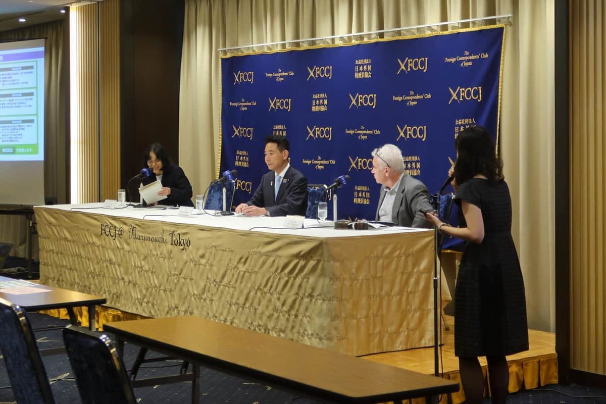 記者からの質問を受ける日本維新の会の前原誠司共同代表