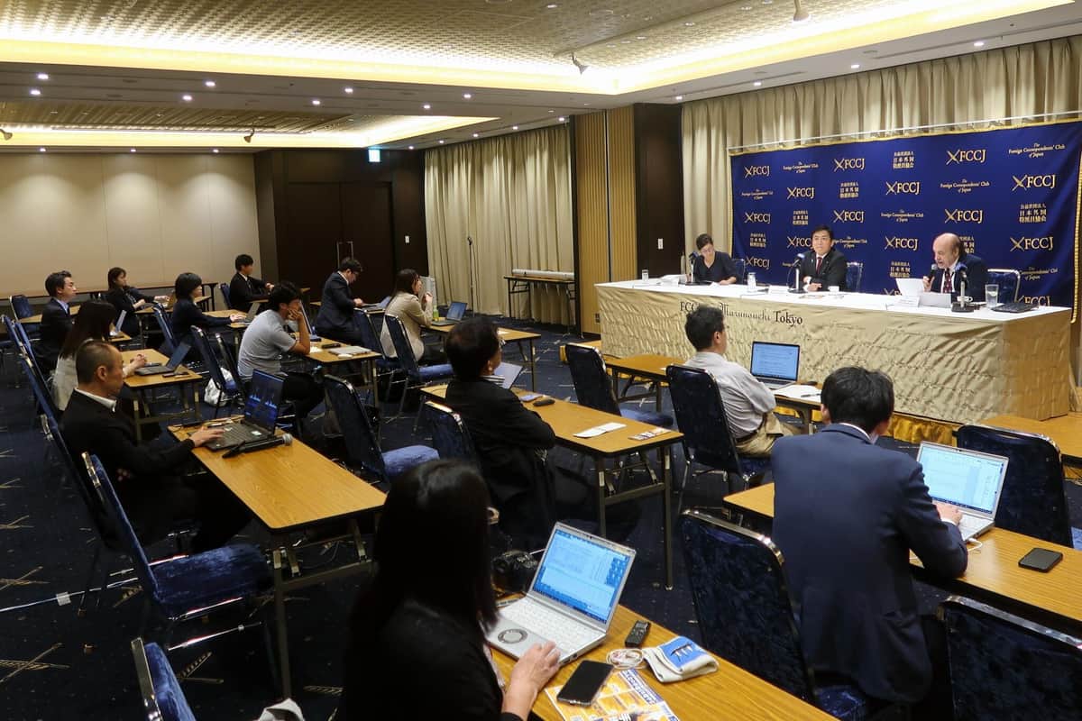 玉木氏は英語と日本語の両方で質問に答えた