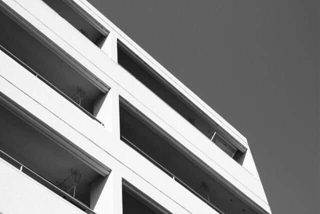 「赤ちゃんが起きるんですけど！」近隣トラブル　無断駐車、アイドリング騒音に耐えた母親が「最後に下した決断」