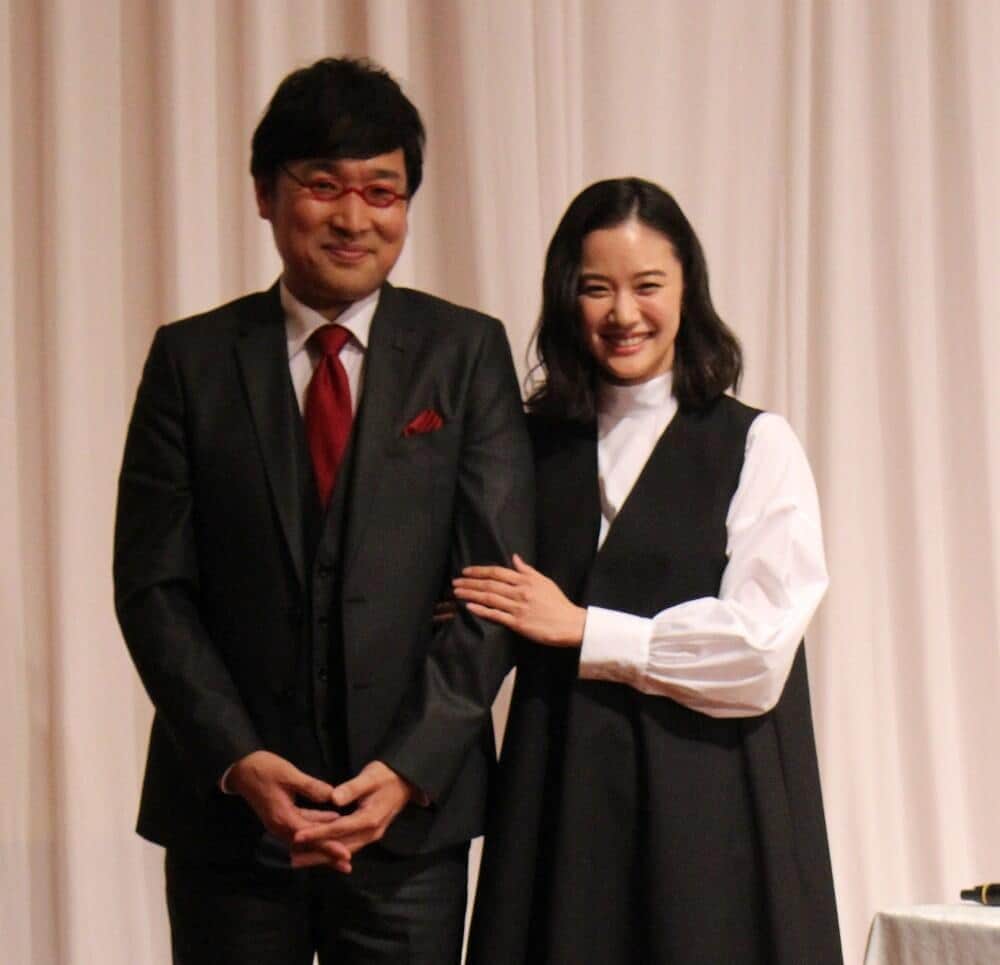 左から山里亮太さん、蒼井優さん。結婚報告会見での姿（2019年撮影）