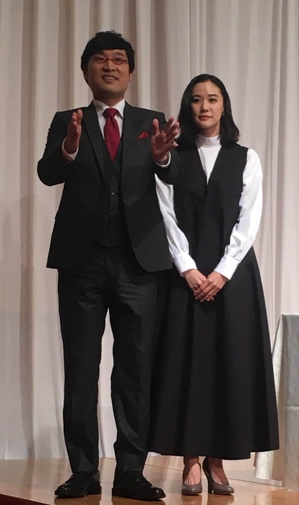 左から山里亮太さん、蒼井優さん。結婚報告会見での姿（2019年撮影）