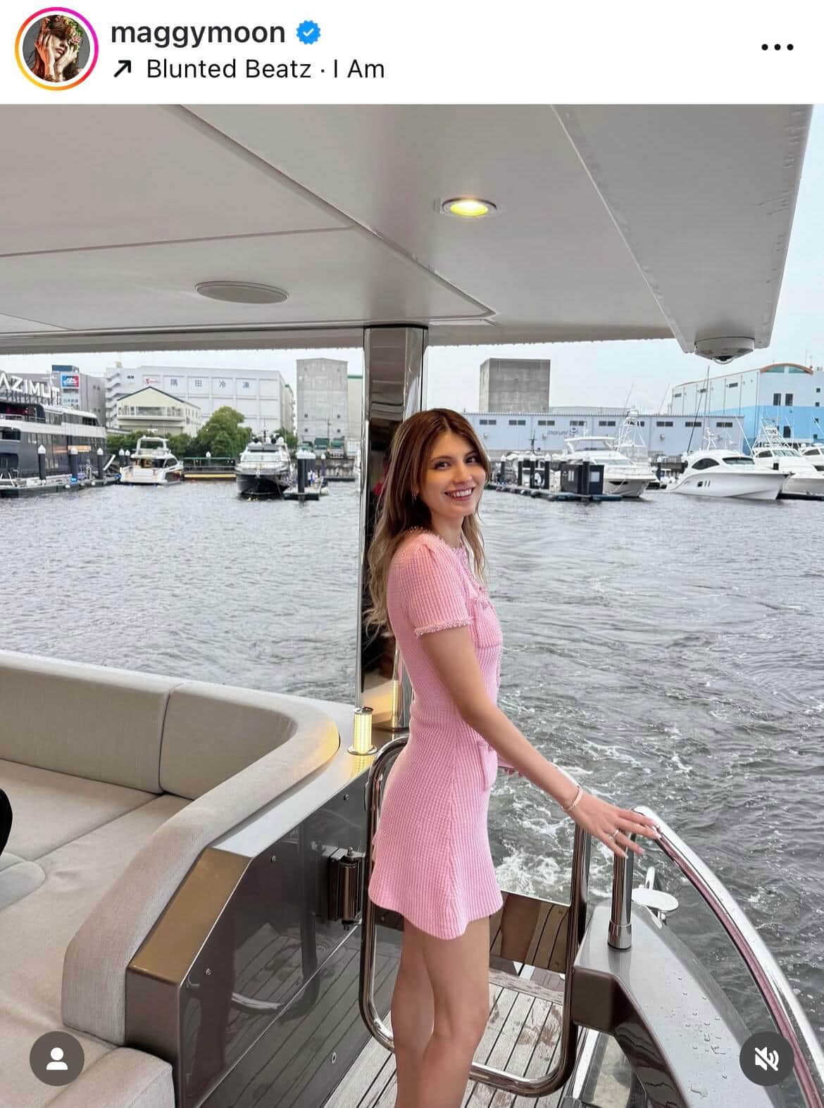 マギー、完璧ボディラインのほっそりウェア姿でピラティス　「魅力的な美女」圧巻のプロポーション