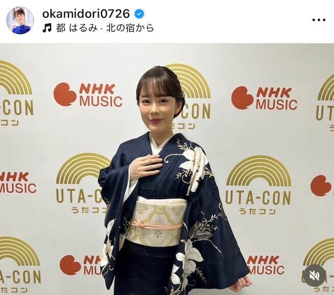 「映画のワンシーンのような」演歌歌手・丘みどり、花柄ワンピース姿で...パリの街並みを眺めて