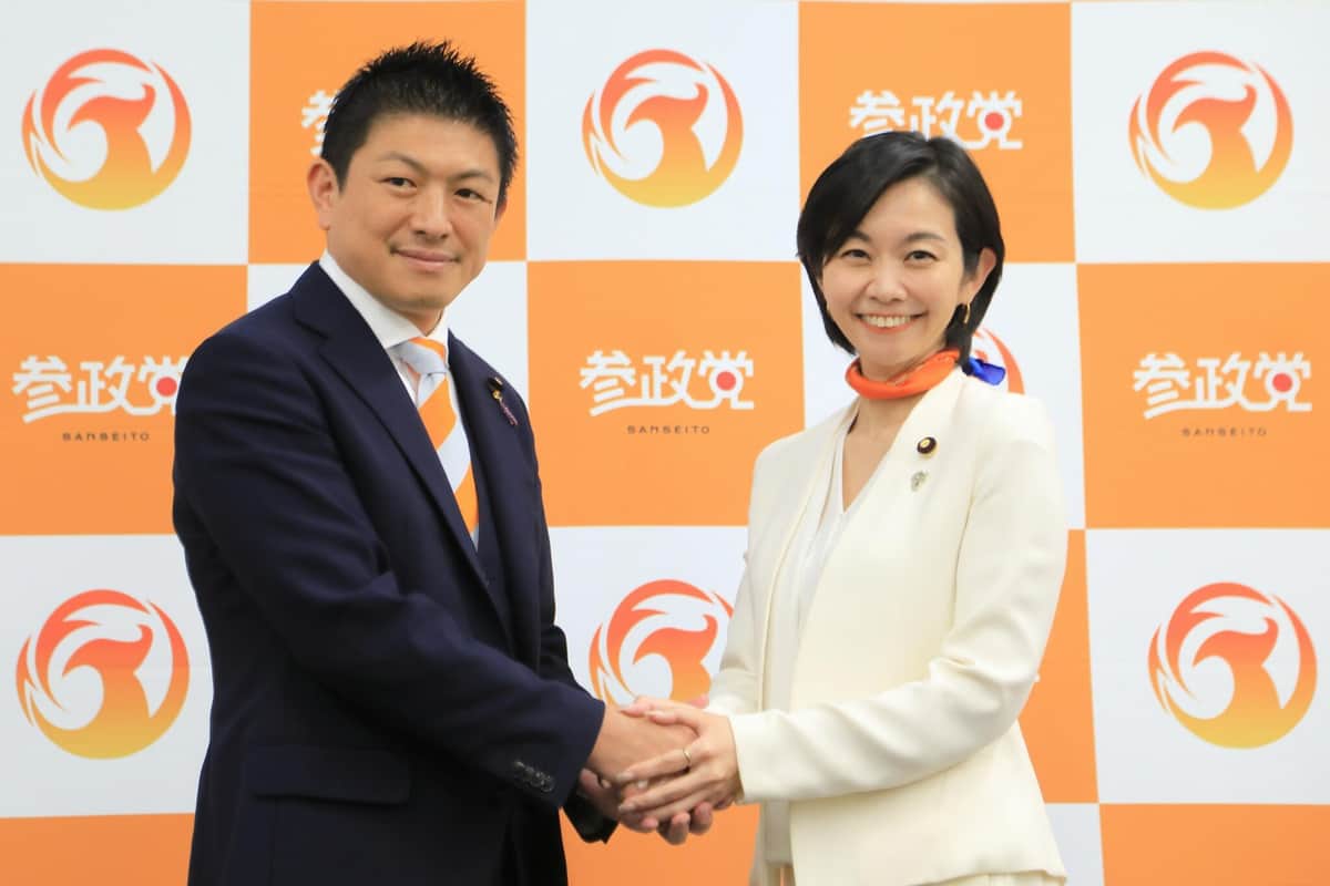 フォトセッションに臨む参政党の神谷宗幣代表（左）と梅村みずほ参院議員（右）