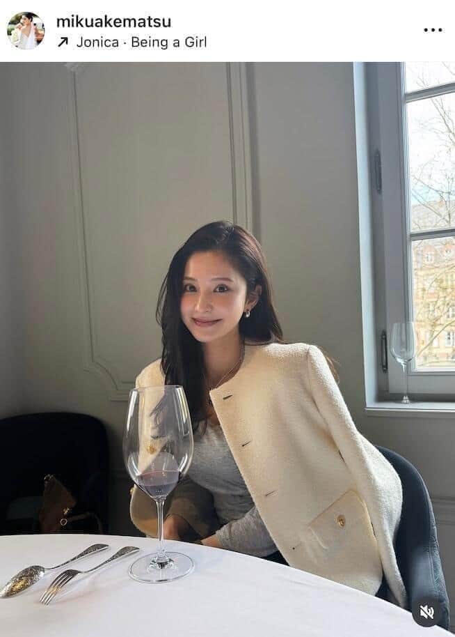 サッカー堂安律の美人妻・明松美玖、真紅のドレス姿の圧倒的美しさ　「ヤバいっ！！綺麗すぎ」ファン悶絶