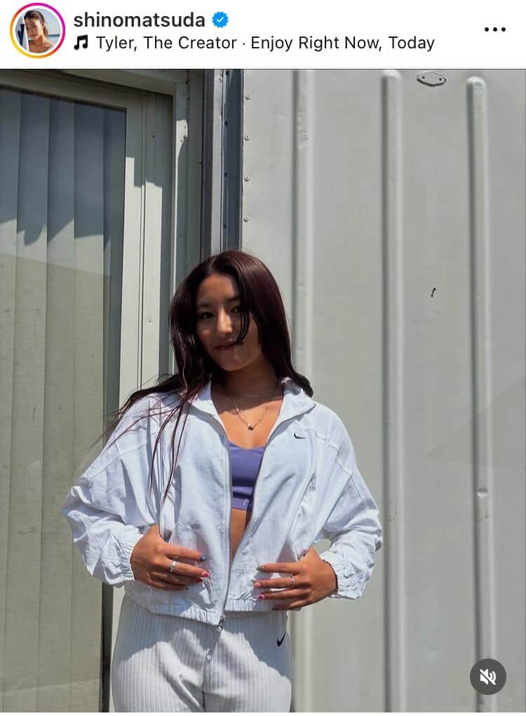 美女サーファー松田詩野、ボードかかえて海を見つめ...しなやかボディに「お美しい」「浜辺の天使」