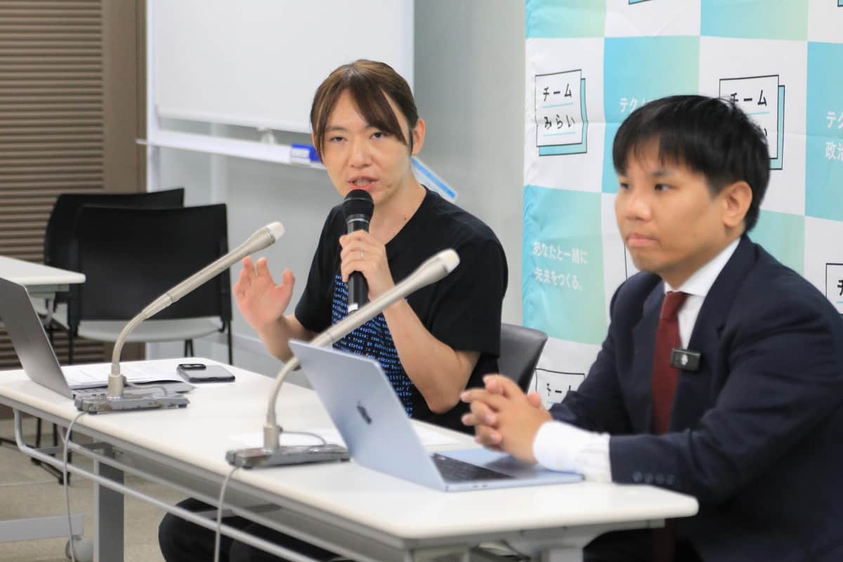 「チームみらい」安野貴博党首（奥）と高山聡史幹事長（手前）