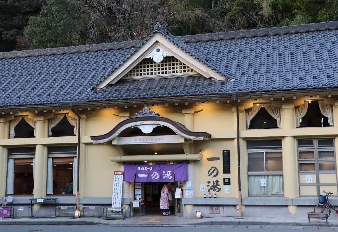 文豪も愛した城崎温泉にオレンジ色の看板が...Xで異論　市はドラッグストア側と事前協議「許可出している」