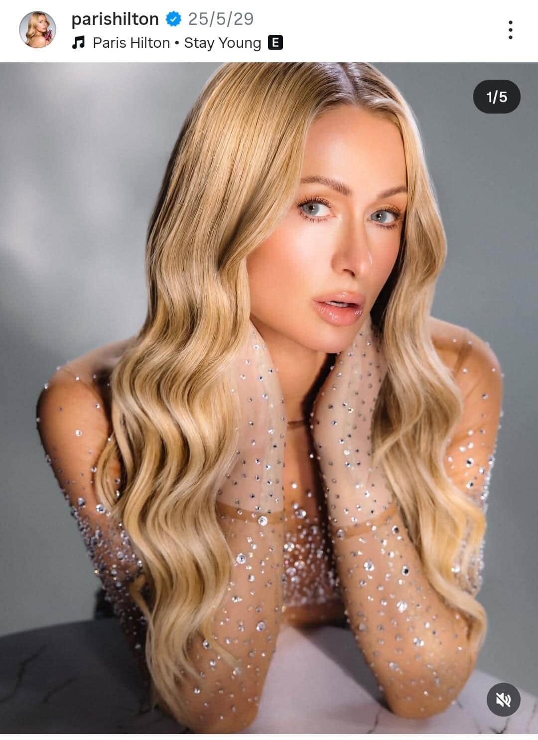 「お騒がせセレブ」パリス・ヒルトン44歳、家族とリゾート満喫中　「マイメロ」ヘアバンドがチャームポイント