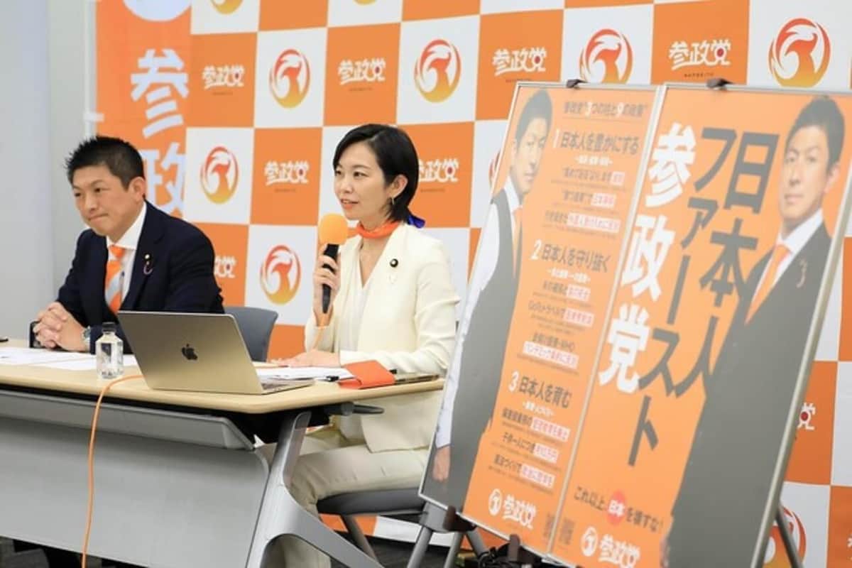 会見する神谷代表と梅村氏（2025年6月30日）