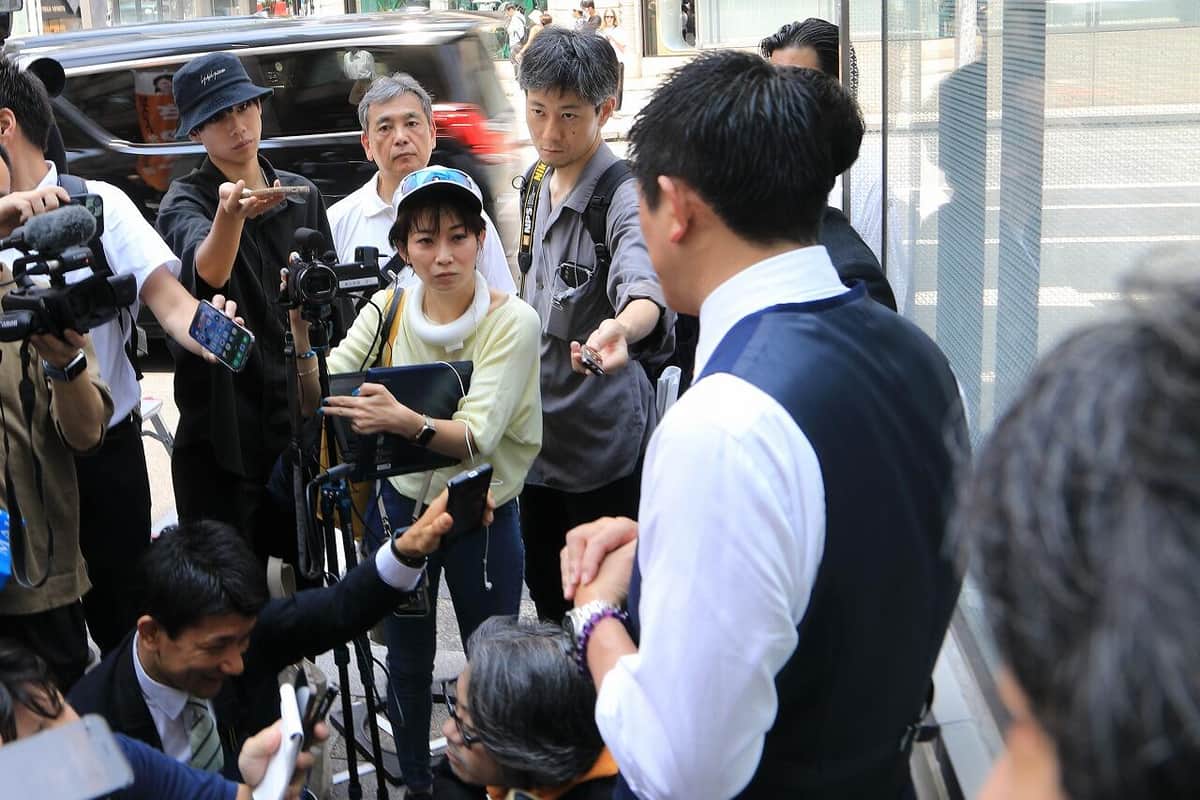 東京新聞・望月衣塑子記者（中央）と参政党・神谷宗幣代表（右）。憲法をめぐる応酬が展開された