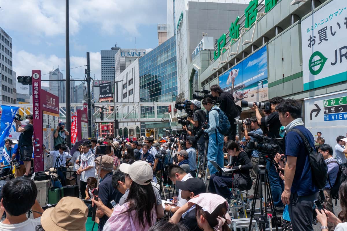 JR新宿駅南口で社民党の演説を聞く聴衆（2025年7月3日撮影）