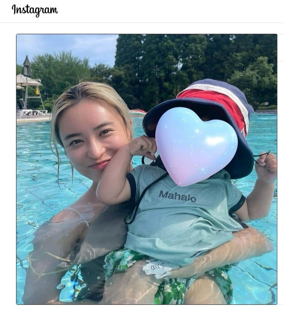 小島瑠璃子さんのインスタグラム（＠ruriko_kojima）より。プールサイドで金髪で笑顔