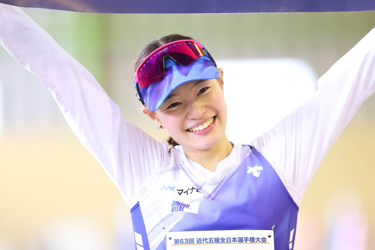 近代五種の美女アスリート・才藤歩夢、華やかオーラ漂わせ...シックなワンピース姿でエレガントに