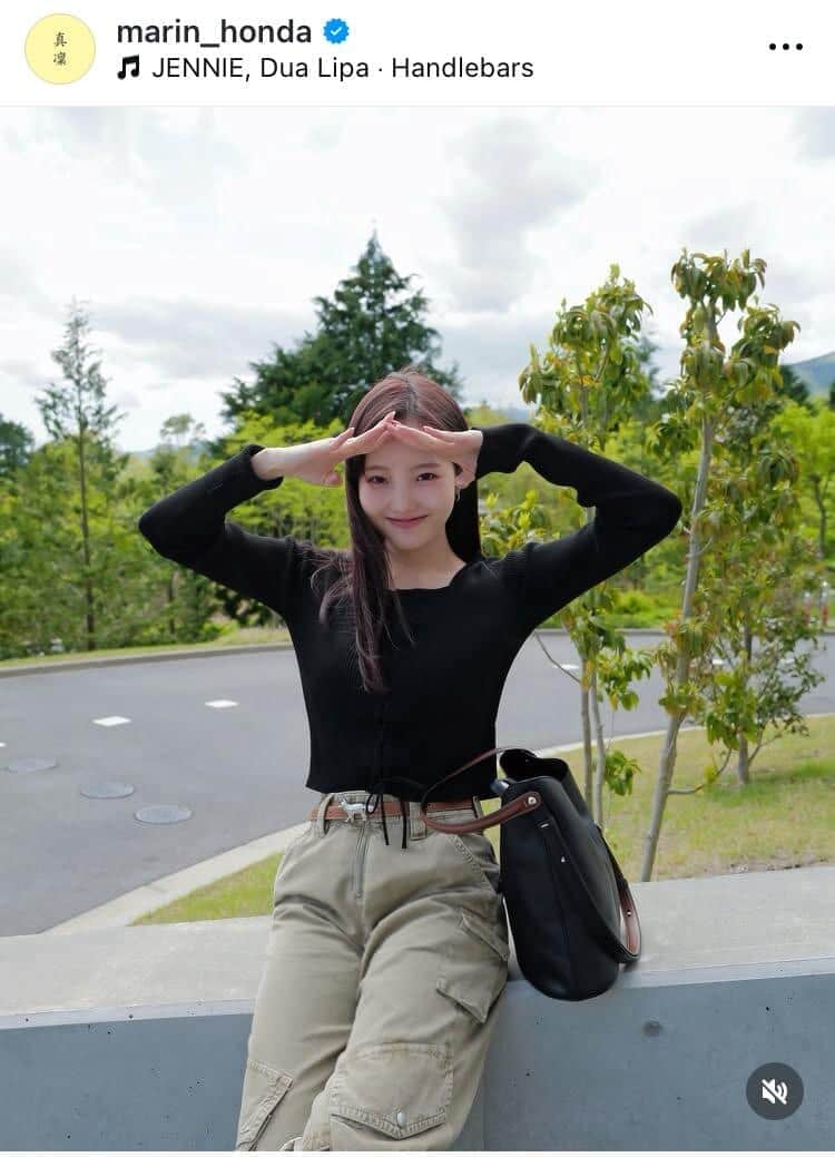 本田真凜23歳、海に映える白ノースリ私服ショット...ポニテなびかせ超キュート「透明感えぐい」