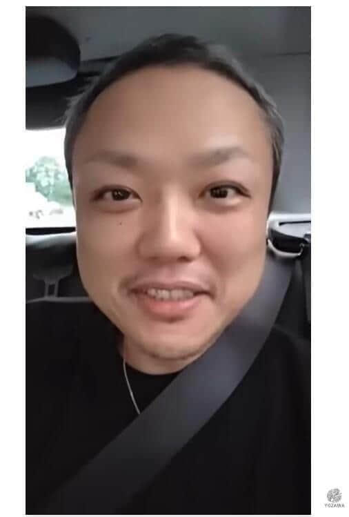 退院後にはライブ配信も。笑顔を見せる場面もあった