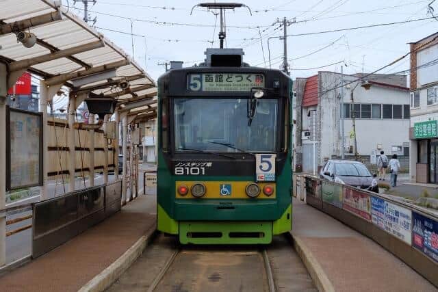 電車内に家庭用ルームエアコン、なぜ？効き目は？　函館市電のまさかの「暑さ対策」SNS大バズり