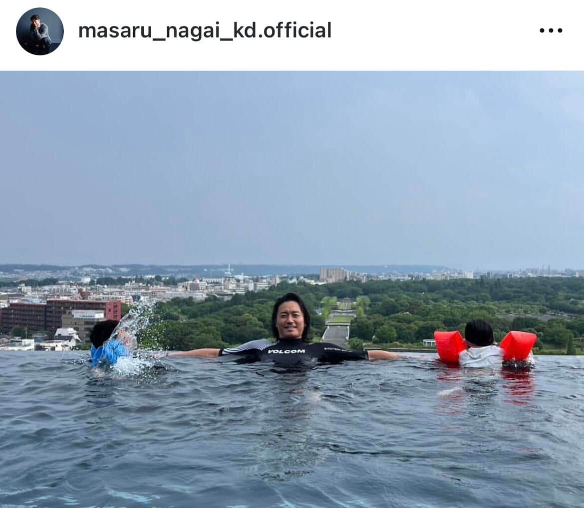 永井大47歳、変わらぬマッチョ上半身の迫力　家族とプールでリラックス、プラベショット披露