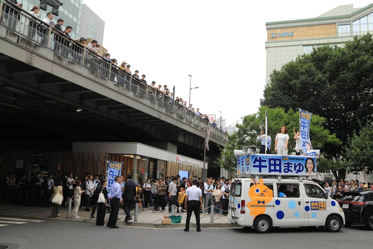 ガード上から演説を眺める人もいた