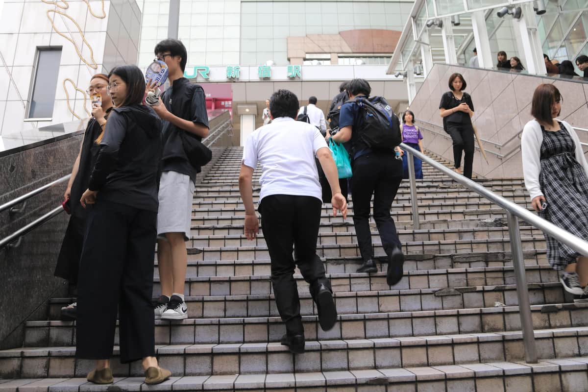 取材終了後、階段を駆け上って次の演説会場に向かっていた