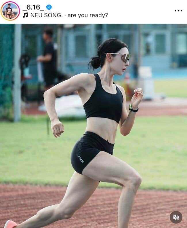 韓国の陸上美女アスリート・キム・ジウン、プールサイドでたたずみ...笑顔のプラベショットが超キュート