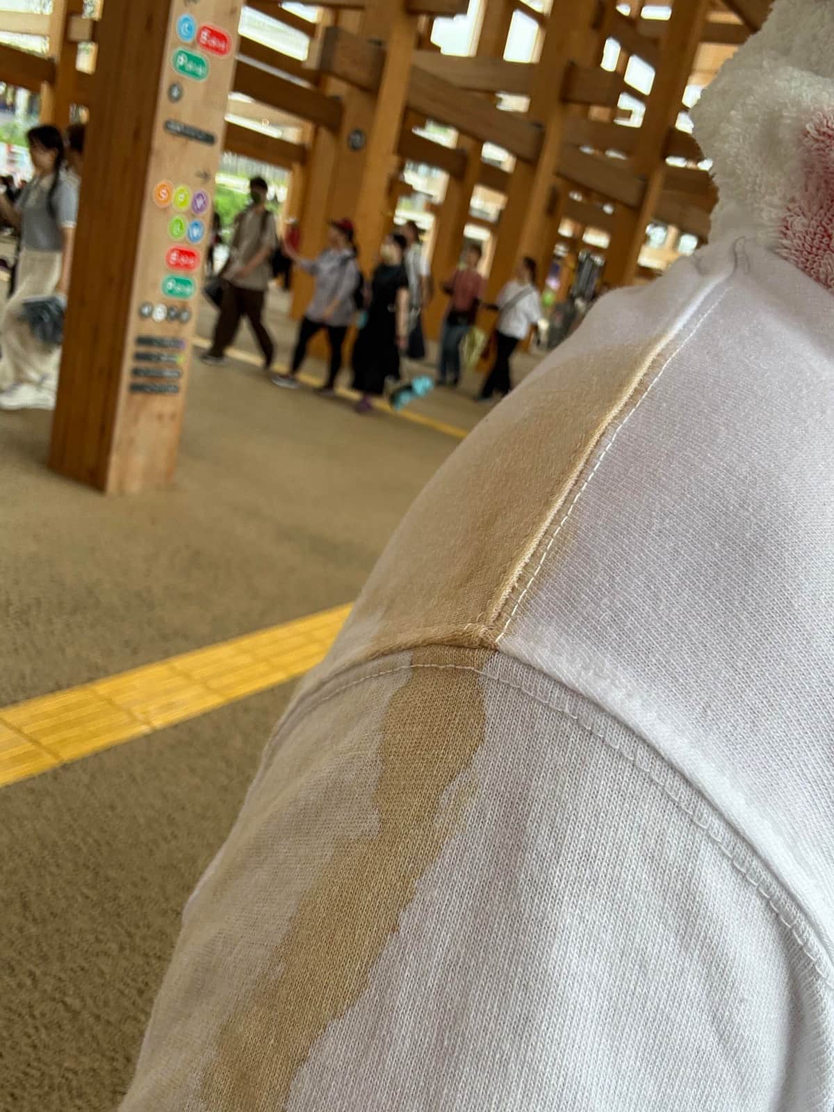 大屋根リングに寄りかかって汚れた服。じょーたく（TM）さん（＠jo_taku150）提供