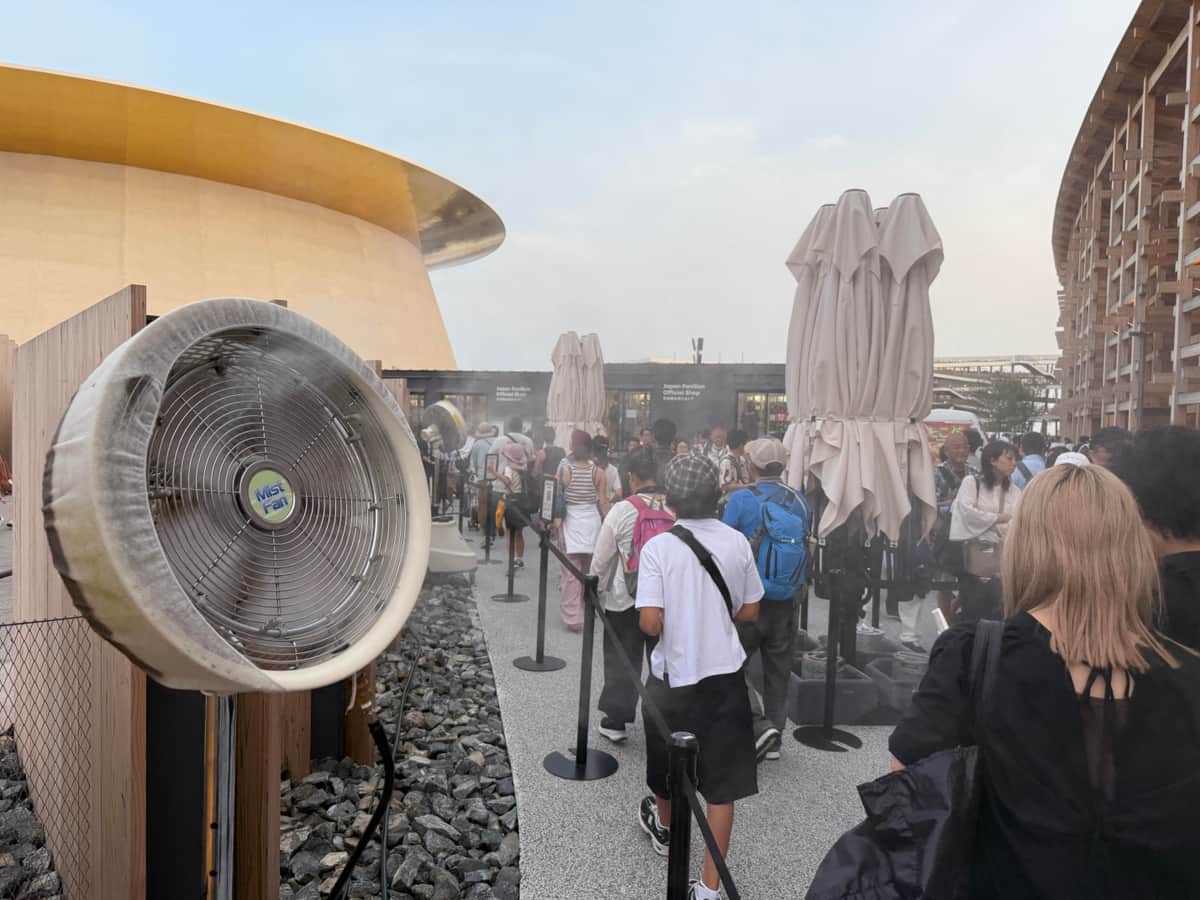 日本館前にはミストが出る扇風機が設置されていた