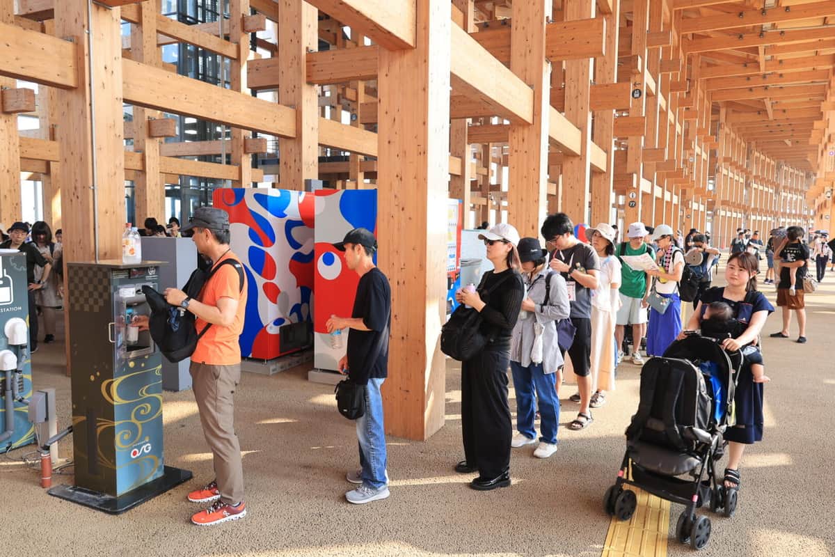 給水スポットには長蛇の列が