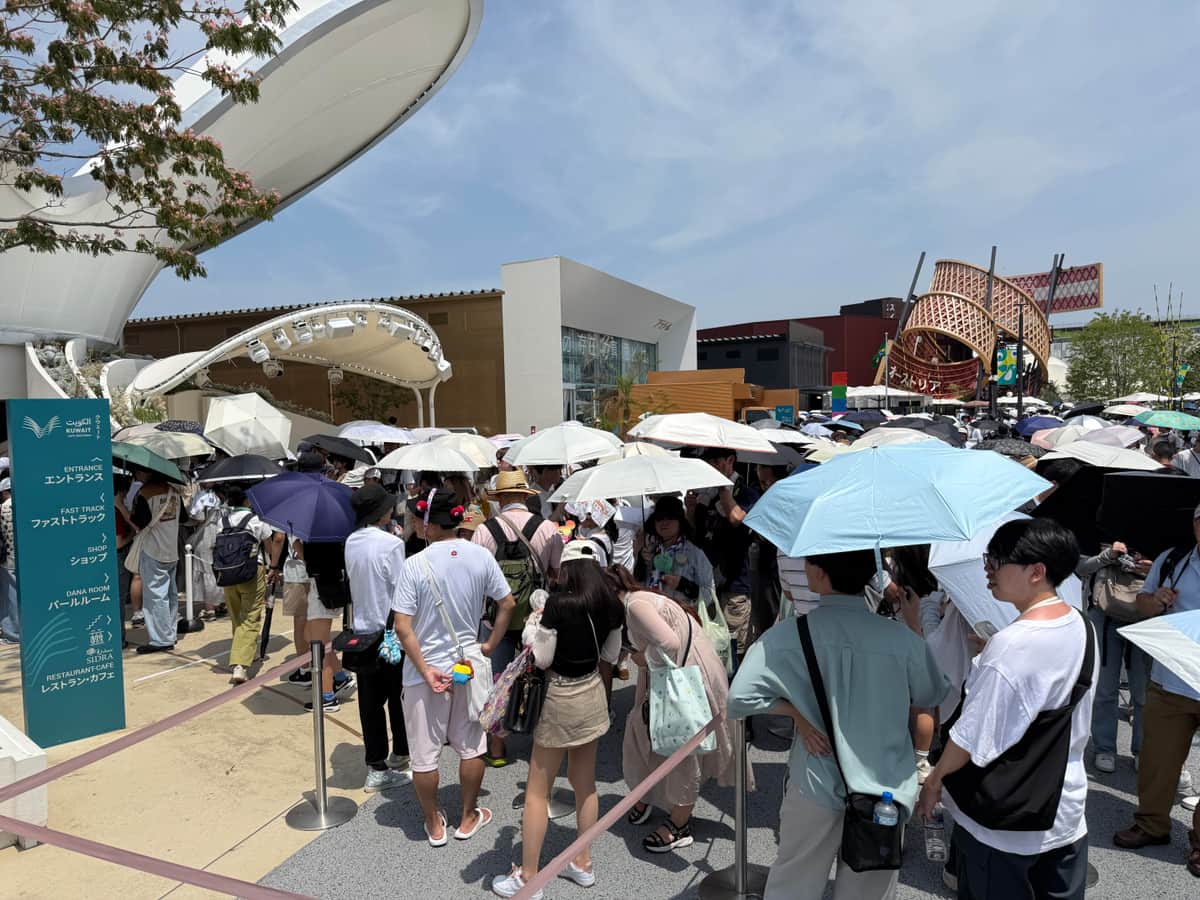 パビリオンではほとんどの人が日傘を差して並ぶ