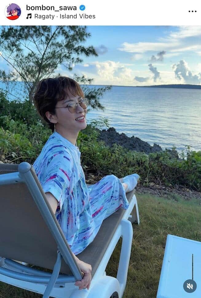 鈴木砂羽52歳、宮古島のビーチ楽しむ　「キレッキレッのビキニとかワタクシ持ってなくてですね」