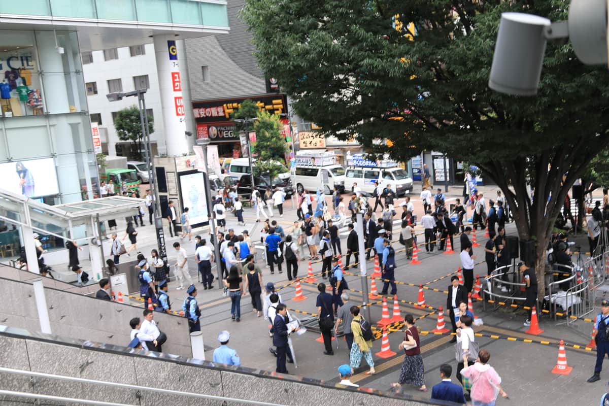 新宿駅東南口では厳しい警備が敷かれた
