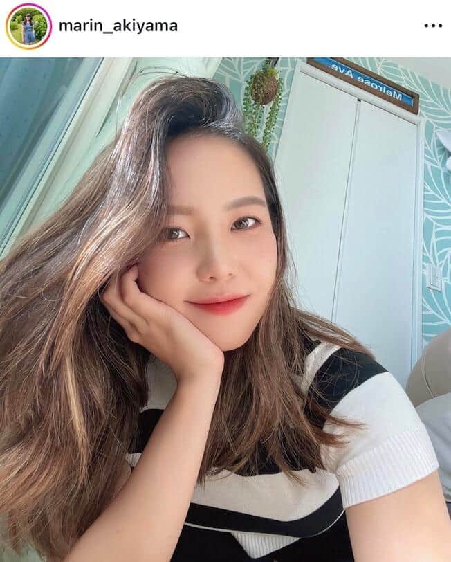 秋山幸二さん長女・真凜、砂浜でリラックス＆第1子妊娠中の近況報告...「ぽこぽこ胎動を感じる」