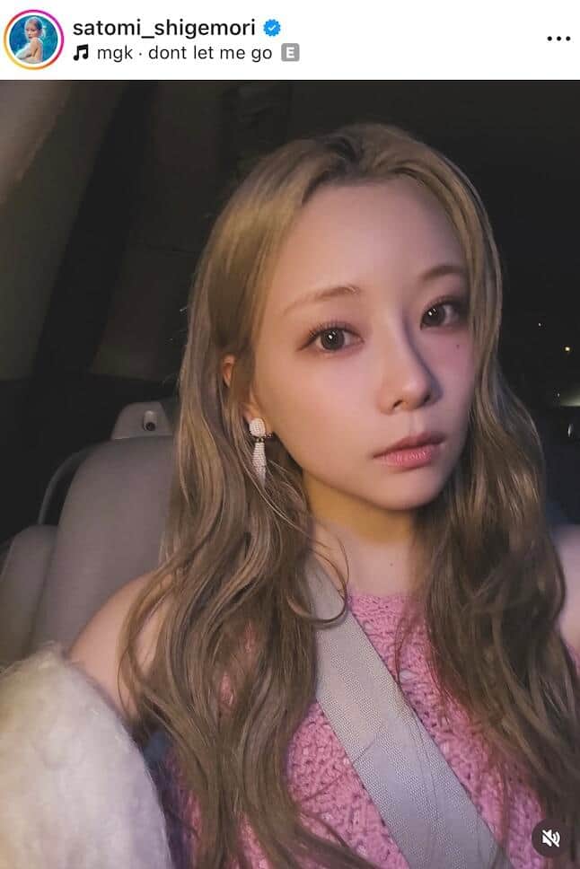 「天使過ぎ」重盛さと美36歳、安定のかわいさ愛犬と2ショ　海に映えるへそチラコーデ「どんどん綺麗に」