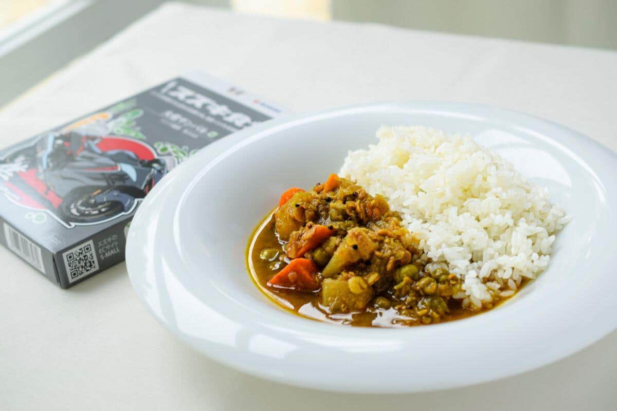 「スズキ食堂インドベジタリアンカレー」大根サンバルの盛り付けイメージ（スズキ提供）