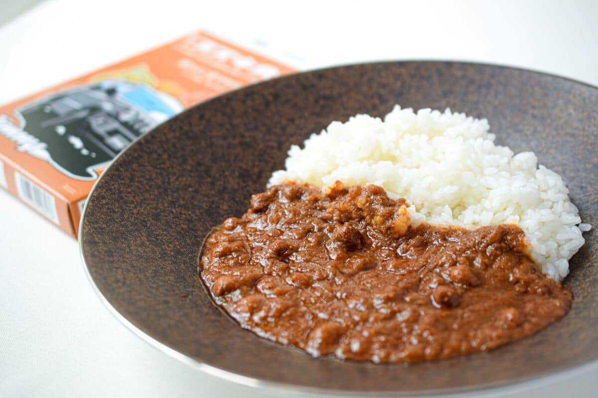 「スズキ食堂インドベジタリアンカレー」茶ひよこ豆マサラの盛り付けイメージ（スズキ提供）