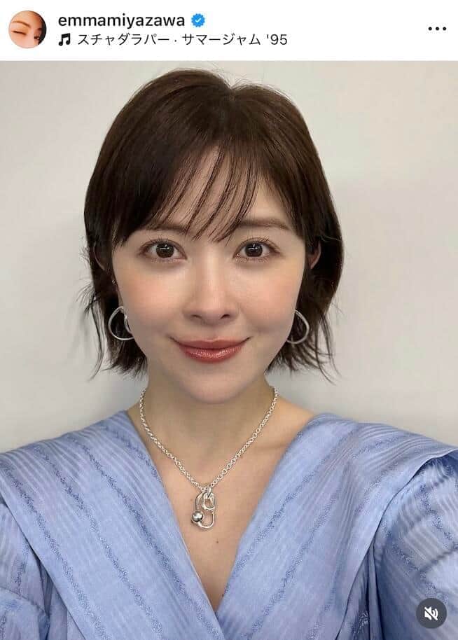 宮澤エマ36歳、シックな肩出し黒ドレスで色気ダダ漏れ　「どんどんと可愛く」「上品でホントに素敵」