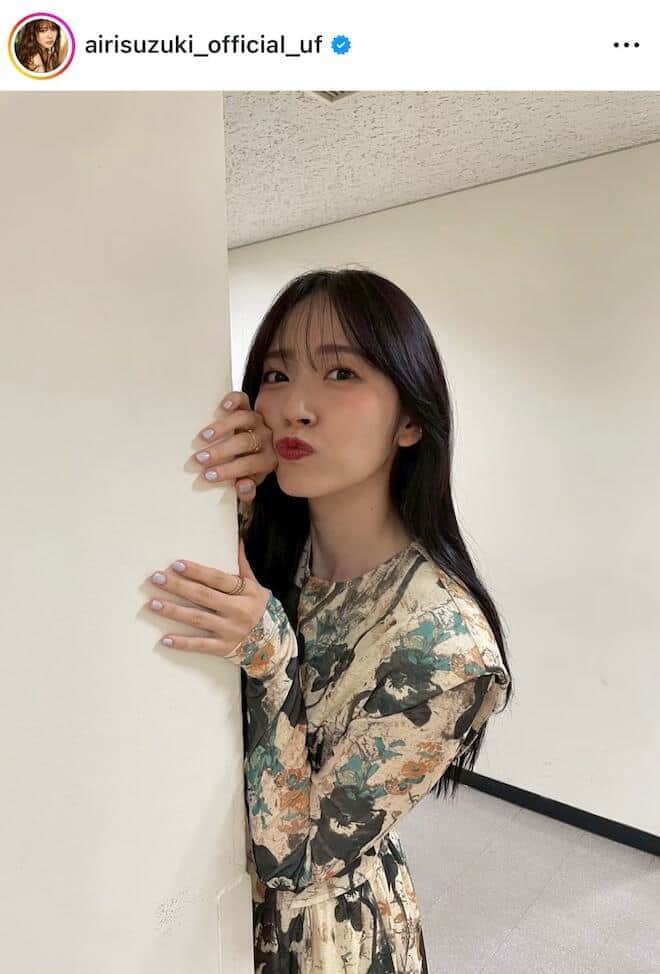 鈴木愛理、「ゴルフ解禁」ミニスカなびかせナイスショット！　「ウェア姿可愛すぎ」「スタイル良すぎ」