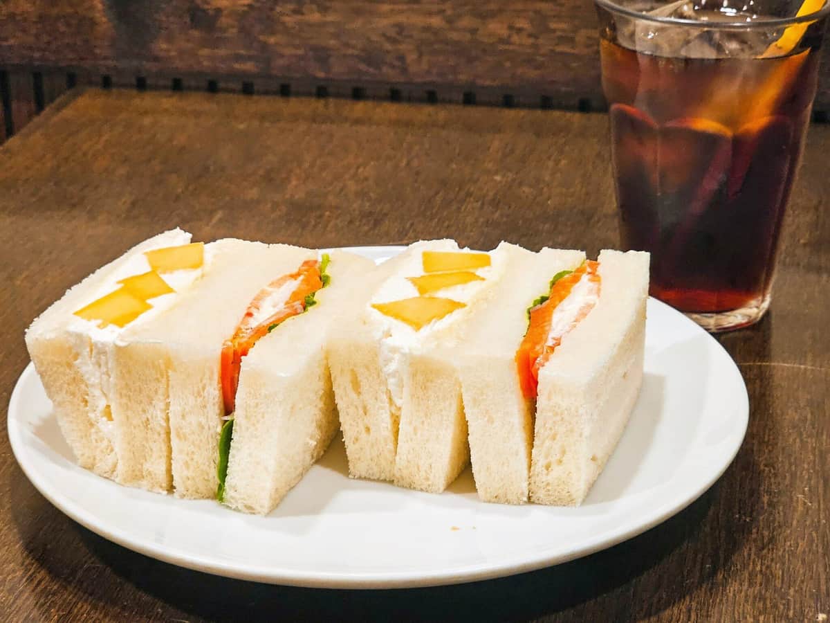 夕張メロン、スモークサーモンといった具のサンドイッチもある。「さえら」のX（＠caetla_1975）より