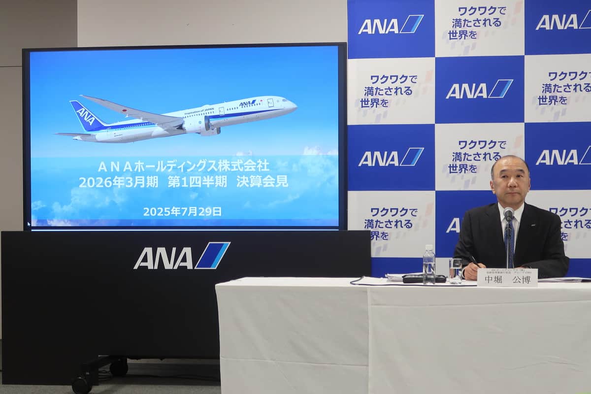 ANAホールディングス（HD）の決算会見の様子。中堀公博グループ最高財務責任者（CFO）が登壇した