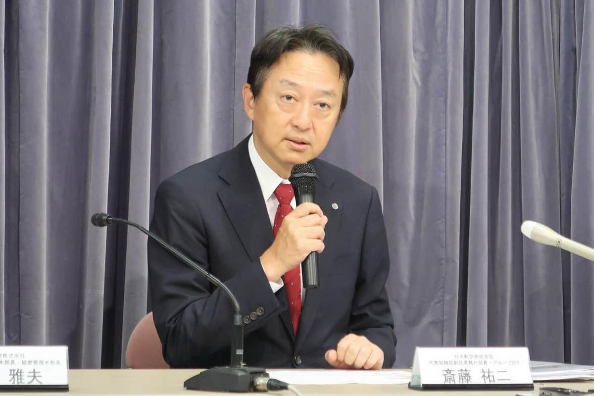 記者会見に臨む日本航空（JAL）の斎藤祐二副社長