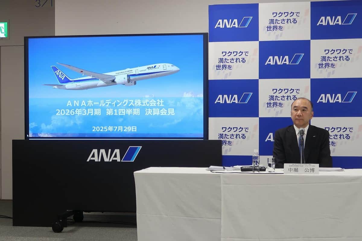 ANAホールディングス（HD）の決算会見の様子。中堀公博グループ最高財務責任者（CFO）が登壇した