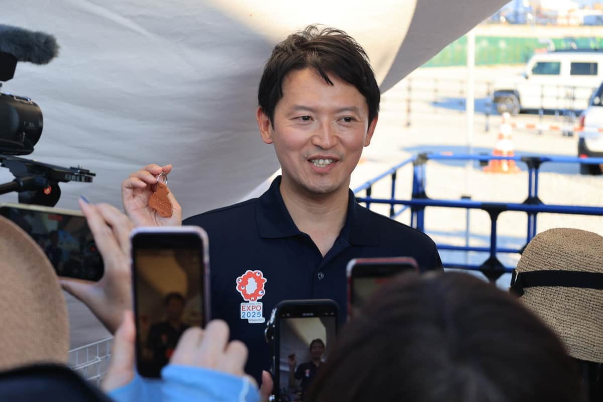 斎藤元彦知事「ひょうご楽市楽座」視察　集客伸び悩み炎天下でPR、支持者が大勢駆け付け人だかりも