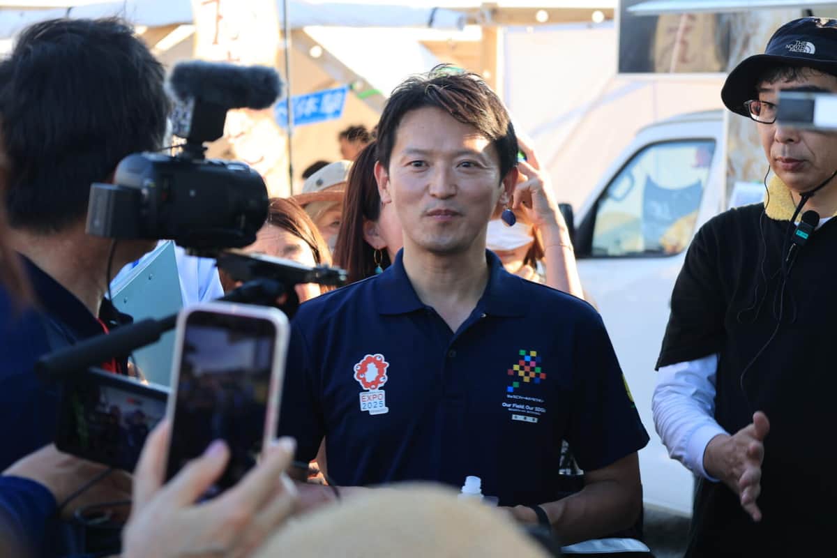 会場を視察する斎藤元彦知事（2日、兵庫県尼崎市）