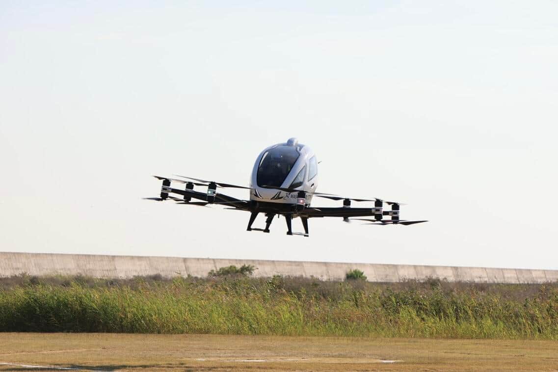 デモ飛行する「空飛ぶクルマ」（2日、兵庫県尼崎市）
