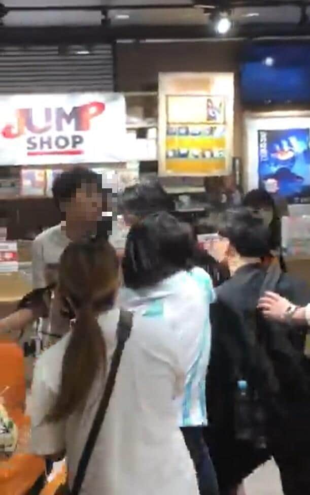 「オー！」「止めろ！」漫画グッズ巡り客同士がつかみ合い　ジャンプショップで何が...目撃者が明かした一部始終