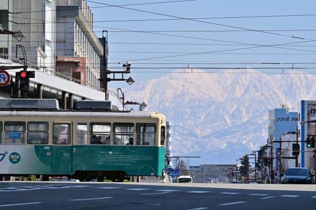 「富山ブラックラーメン」塩辛さには衝撃的理由　戦後80年の夏、市観光協会が伝えた起源