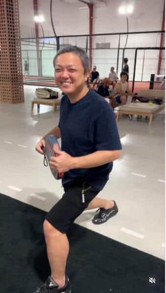 初の「パデル」で笑顔を見せる与沢翼氏（与沢氏のインスタグラム（＠tsubasayozawa）から）