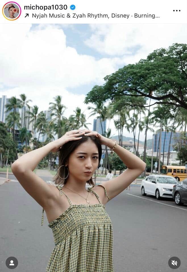 みちょぱ、ミニ丈ワンピの全身ショット...異次元の脚の長さにどよめき「ほんとかわいい」「ヴィーナス～」